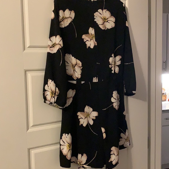 Floral romper. 3/4 sleeved. Size 6 - Picture 5 of 6